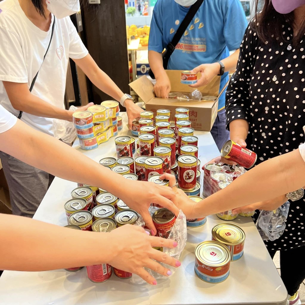 基隆茶餐廳亦會收集善心人士捐贈的水果、罐頭、福米、零食、紙巾等日常用品，並於派飯期間代為派發。（圖片來源：基隆茶餐廳FB） 